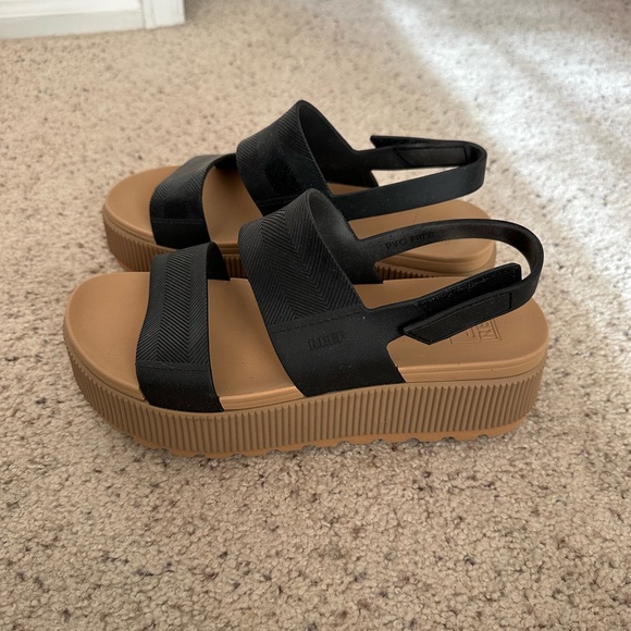 Size 9 Black & Tan Women’s Reef Platform Sandals - Picture 2 of 4